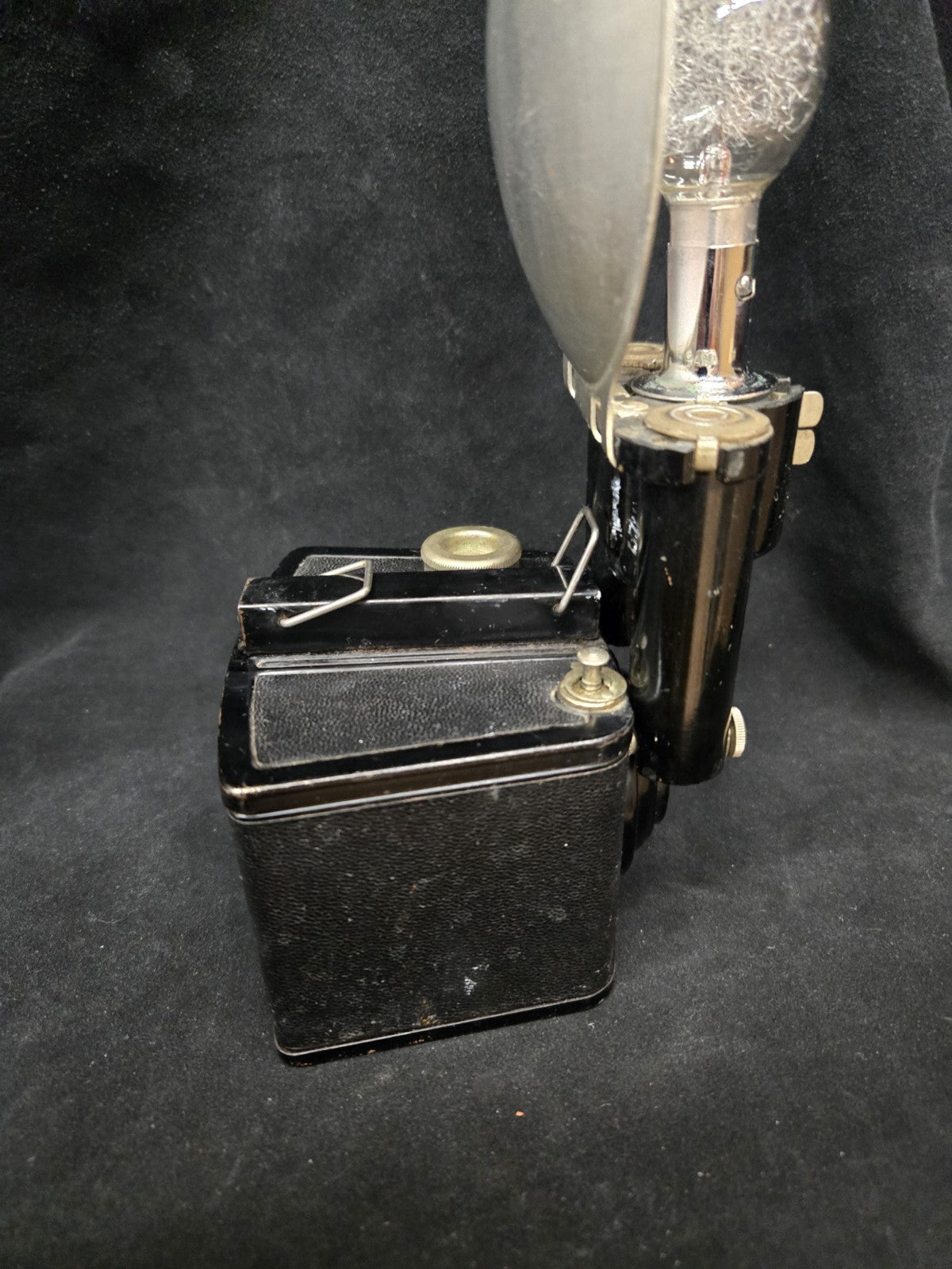 VINTAGE 1940s KODAK BROWNIE FLASH SIX 20 CAMERA w/ FLASH & BULB 