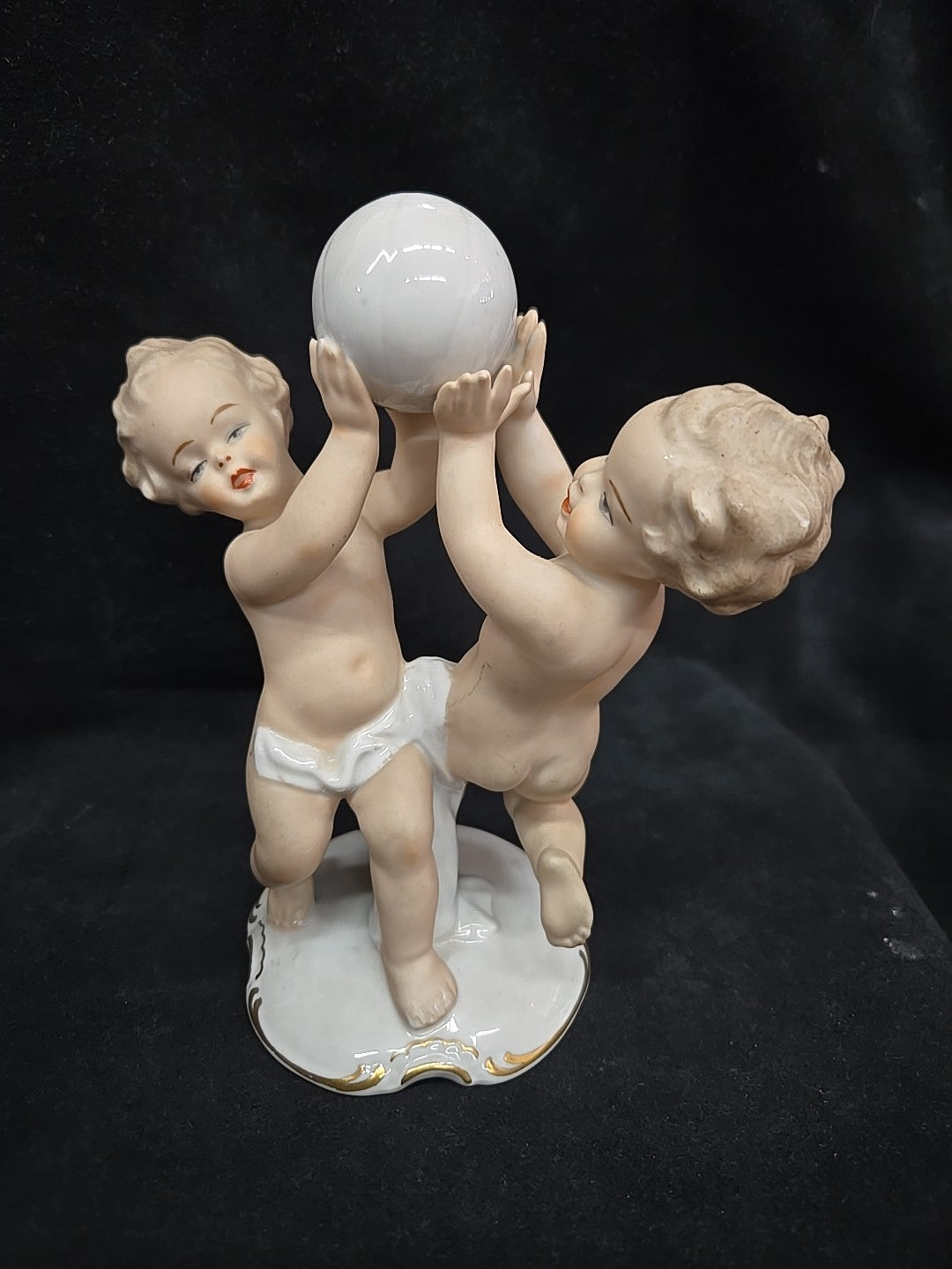VTG SCHAUBACH KUNST 2 Boys Ball WALLENDORF Figurine PORCELAIN German CHERUB Nude