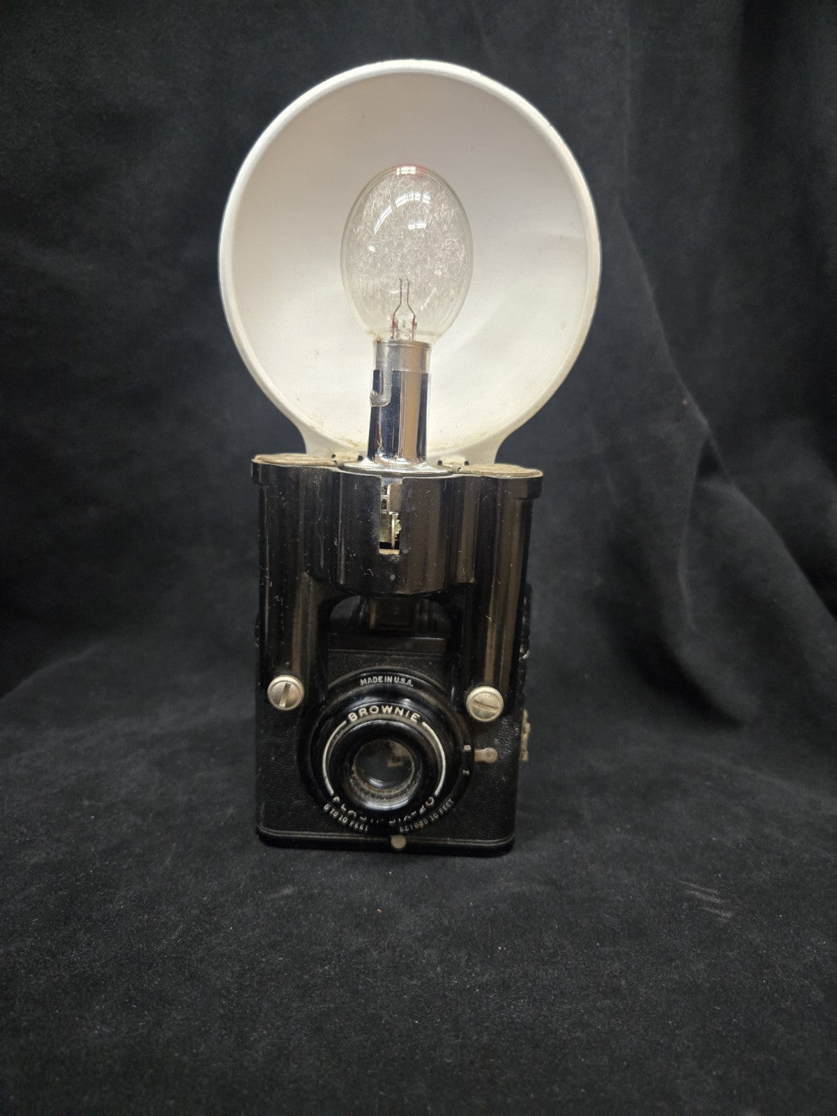 VINTAGE 1940s KODAK BROWNIE FLASH SIX 20 CAMERA w/ FLASH & BULB 