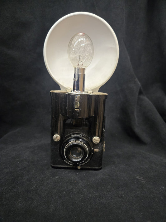 VINTAGE 1940s KODAK BROWNIE FLASH SIX 20 CAMERA w/ FLASH & BULB 