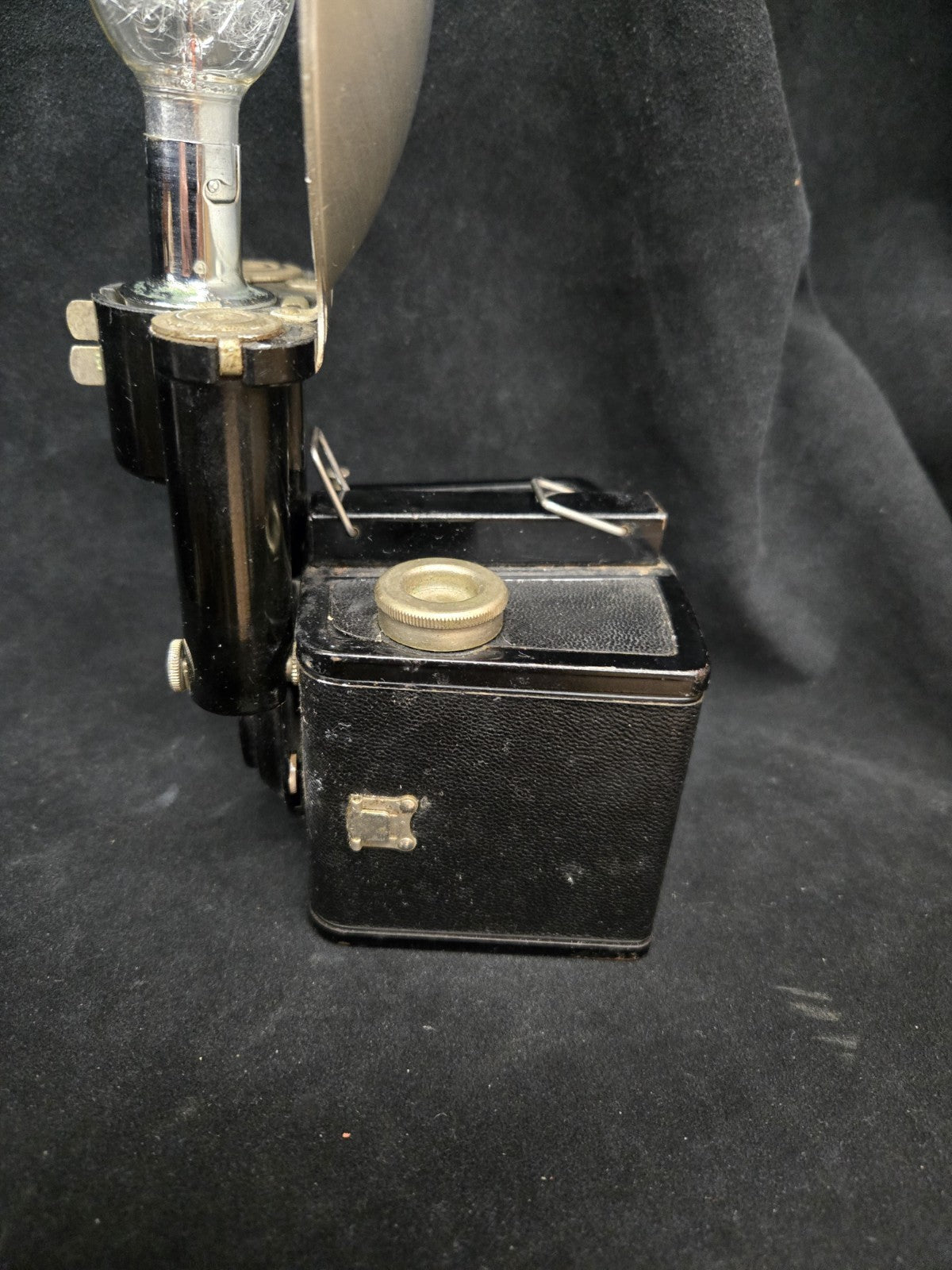 VINTAGE 1940s KODAK BROWNIE FLASH SIX 20 CAMERA w/ FLASH & BULB 