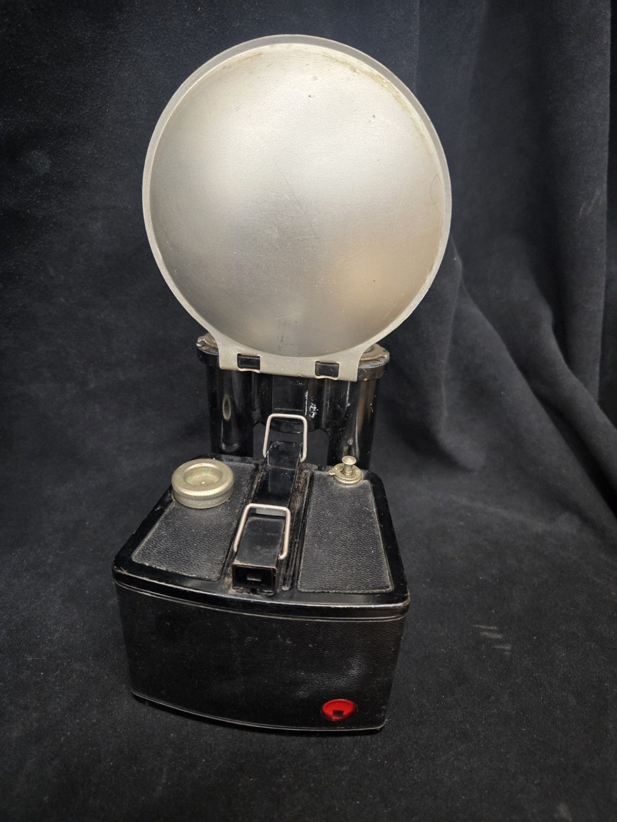 VINTAGE 1940s KODAK BROWNIE FLASH SIX 20 CAMERA w/ FLASH & BULB 